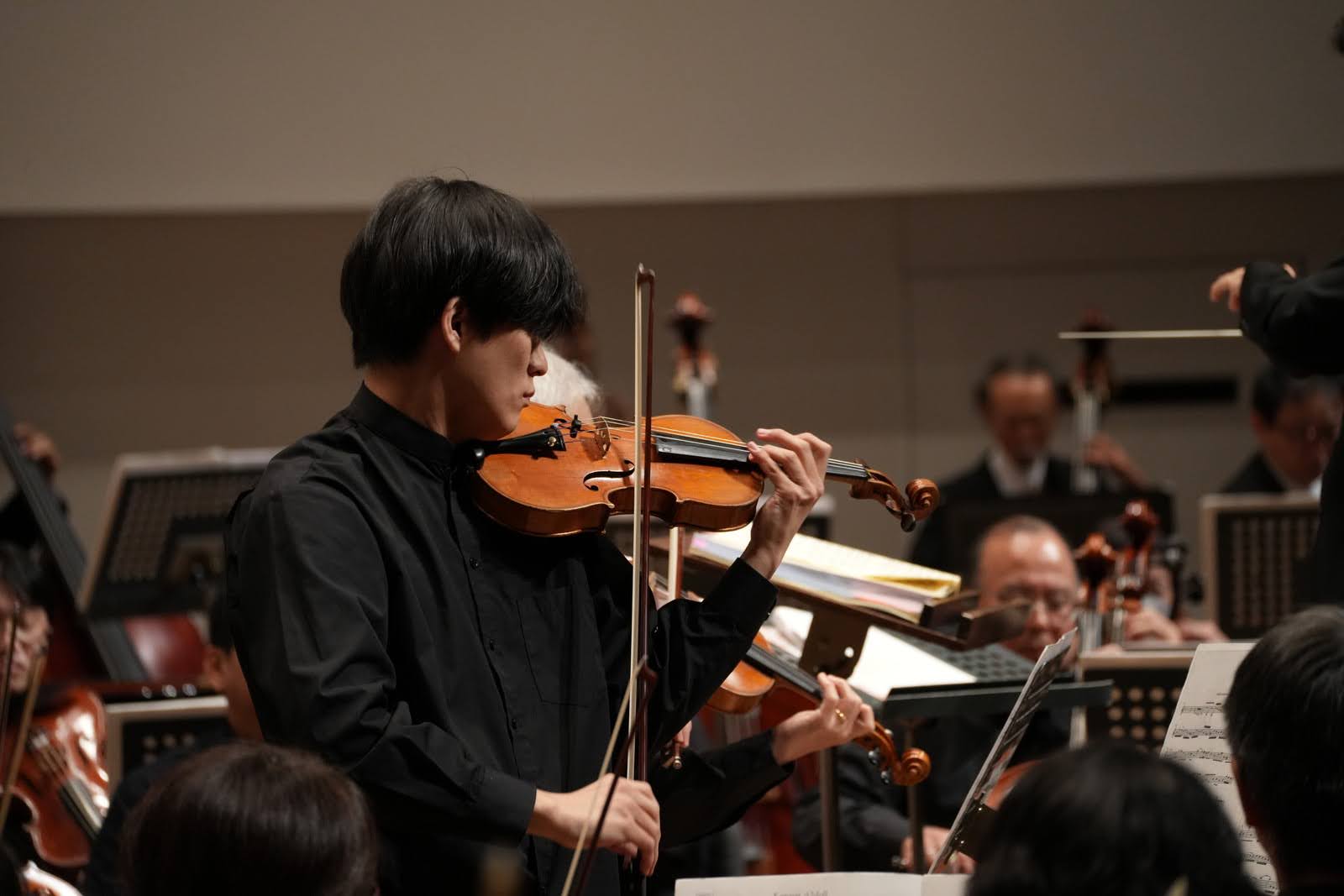 オーケストラで演奏する林優樹