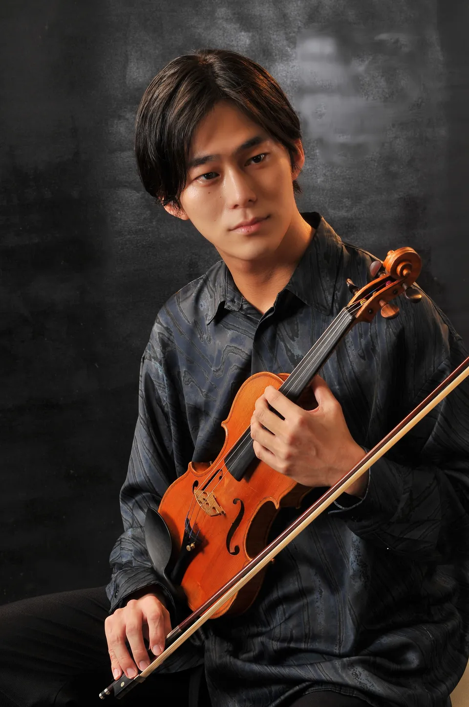 ヴァイオリンを構える林優樹