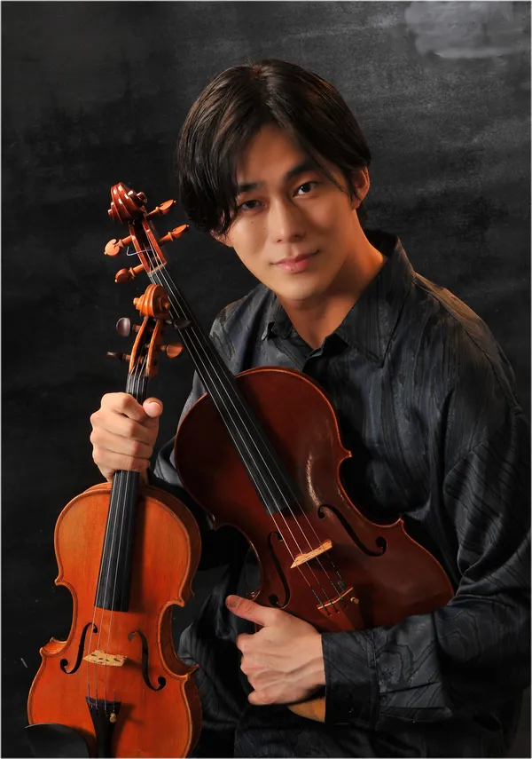 ヴァイオリンを抱える林優樹の写真